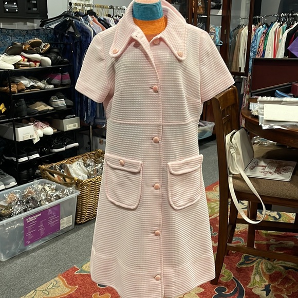 unbranded Dresses & Skirts - 60/70 pink vintage dress in size medium, button down, Jackie O style dress, fun